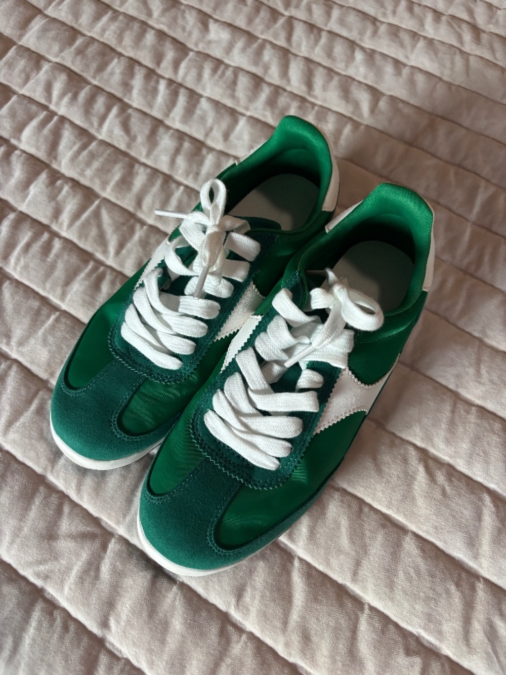 NEVER WORN Universal Thread Green Sneakers Size 7